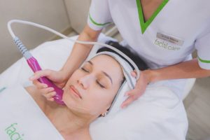 Dermatologist-guided skin tightening treatment